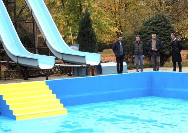 Opštinski čelnici Ada obišli obnovljeni bazen    Foto: Opština Ada