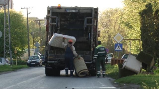 Vrbaski komunalci nose skoro sve  Foto: Dnevnik.rs