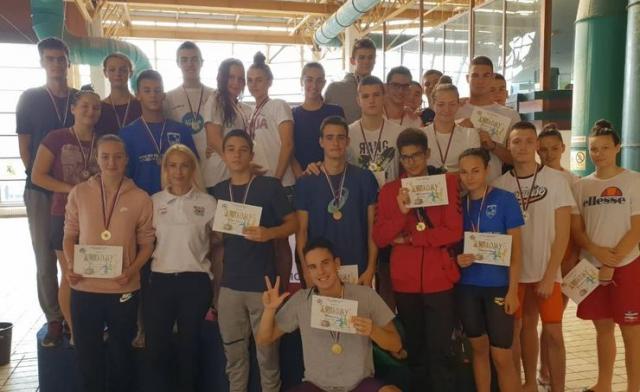 Školsko plivačko takmičenje u Novom Sadu  Foto: SŠSNS