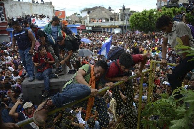 Migranti probili ogradu na granici Meksika i Gvatemale Foto: Tanjug/AP/Oliver de Ros