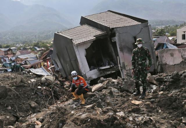 Spasilačka akcija posle zemljotresa u Indoneziji  Foto:AP Photo/Dita Alangkara