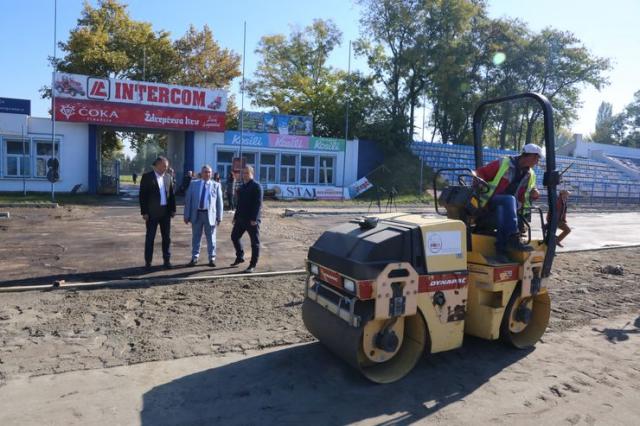 Gradonačelnik Subotice Bogdan Laban sa saradnicima obišao radove na Gradskom stadionu Foto: Dnevnik.rs