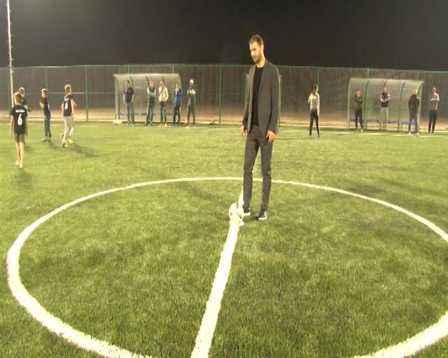 Branislav Ivanović na otvaranju fudbalskog terena sa njegovim imenom u Sremskoj Mitrovici Foto: Tanjug/video