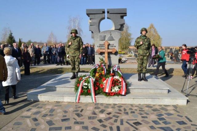  Straža kraj humki vojnika Foto: Opština Beočin