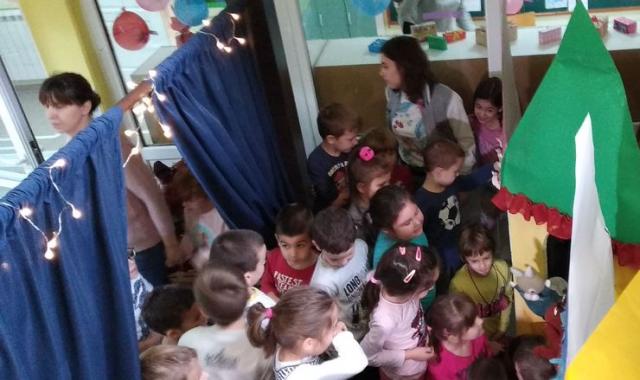 Mališani „Gulivera“ uživali u predstavi Foto:Dnevnik.rs
