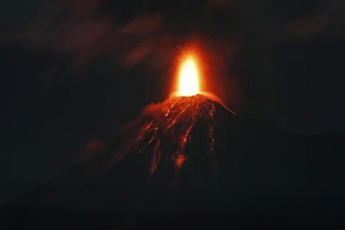 Gvatemala, vulkan Fuego preti Foto: AP Photo/Moises Castillo