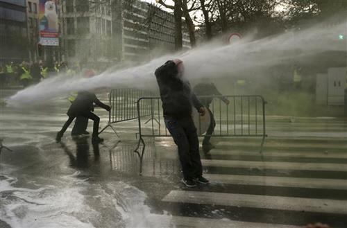 Briselska policija upotrebila vodene topove i suzavac na  učesnike protesta protiv visokih poreza i troškova života Foto: AP Photo/Francisco Seco