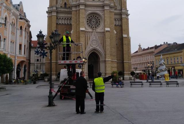 Novogodišnji ukrasi i osvetljenje uveliko se postavljaju foto: S. Kovač