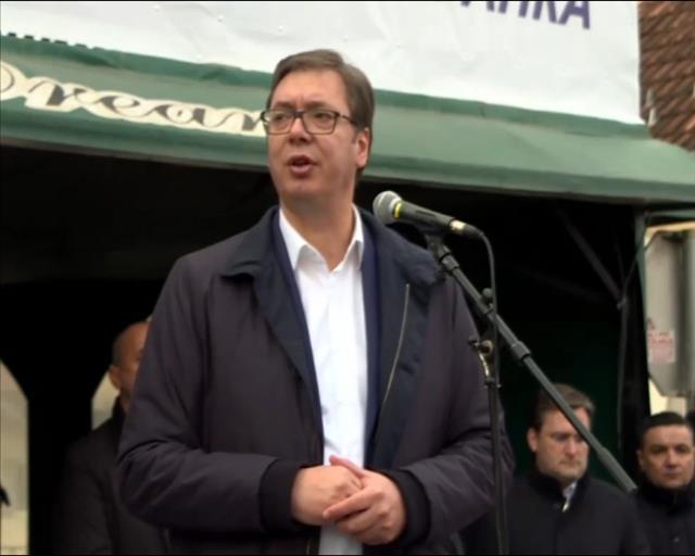 Predsednik SNS Aleksandar Vučić sa građanima Kotraža  Foto: Tanjug/video