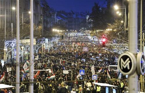 Hiljade u Budimpešti protestuju protiv Orbanove vlade AP foto - Balazs Mohai/MTI via AP