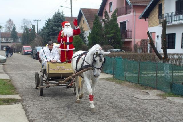 Deda Mraz  u Užičkoj ulici u Bačkoj Palanci Foto: Dnevnik.rs