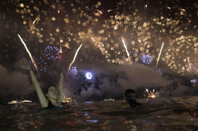  Novogodišnju noć na plaži u Riu proslavilo dva miliona ljudi  Foto: AP Photo/Leo Correa