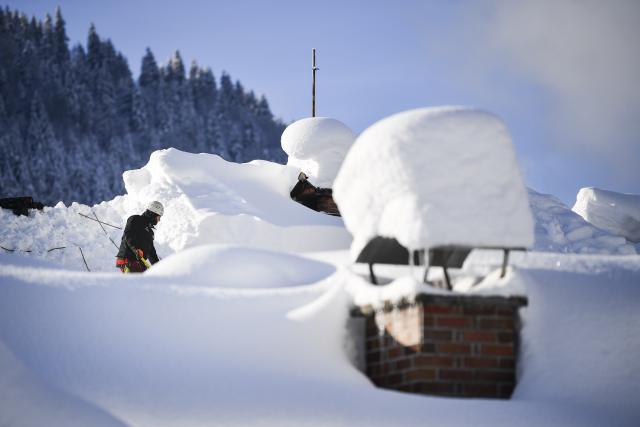 Snežne padavine su paralisale pojedine delove Nemačke i Švajcarske  Foto: EPA-EFE/PHILIPP GUELLAND