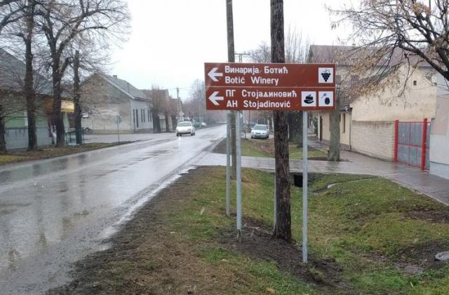 Po­sta­vlje­na tu­ri­stič­ka sig­na­li­za­ci­ja u Ža­blju Foto: Dnevnik.rs