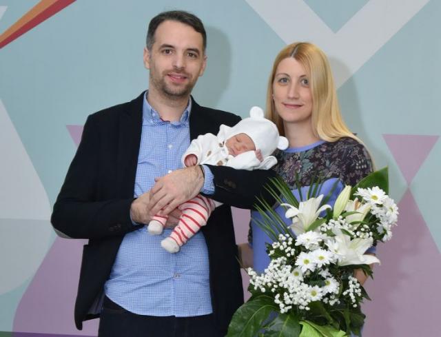  ​​​​​​​Slobodan i Ivana Popović sa bebom Sarom Foto: privatna arhiva