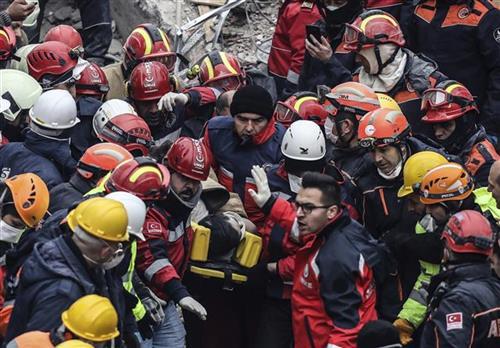 Srušena zgrada u Istanbulu Foto:  AP Photo/Emrah Gurel