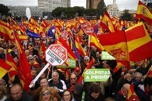 Protesti desničarskih partija u Madridu  Foto: AP Photo/Andrea Comas