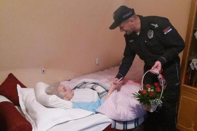 Vrbaski policajci posetili najstariju sugrađanku Foto:  Policijska stanica Vrbas