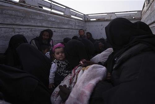 Evakuisan stotine ljudi iz poslednjeg uporišta ISIS-a  Foto: AP Photo/Andrea Rosa