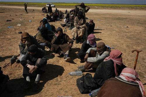 Džihadisti se predaju sirijskoj miliciji i napuštaju Baguz  Foto:AP Photo/Andrea Rosa