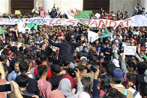 Protesti protiv vlade u Alžiru  Foto:  AP Photo/Anis Belghoul