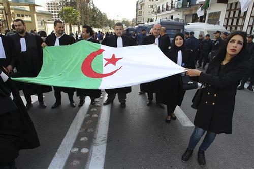 Protesti protiv Buteflikine kandidature za predsednika Alžira Foto: AP Photo/Anis Belghoul