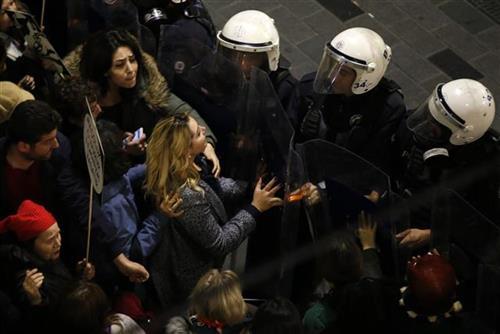 Istanbul:Policija suzavcem na učesnice marša povodom 8.marta  Foto: AP Photo/Emrah Gurel