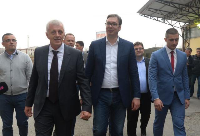 Vučić obišao fabriku "Hrana produkt" u Mačvanskoj Mitrovici  Foto: Predsedništvo Srbije