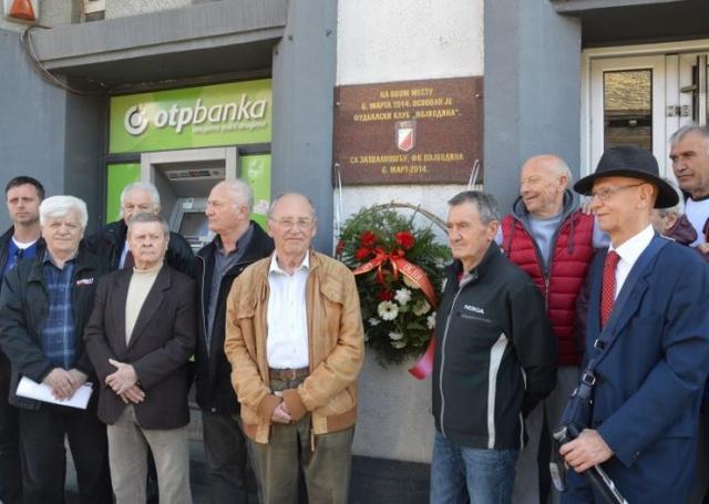 Postavljen venac na ploču u Temerinskoj 12, kojom je FK Vojvodina obeležio 105. rođendan  Foto: FK Vojvodina