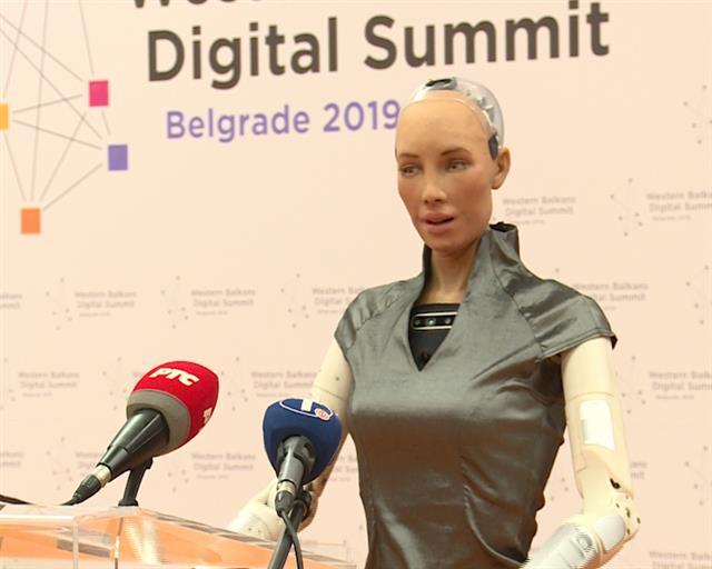 Humanoidni robot Sofija na zatvranju Digitalniog samita ekonomija Zapadnog Balkana Foto: Tanjug/video