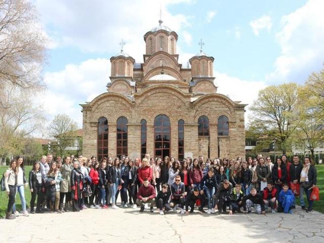 Gosti  i domaćini ispred manastira Gračanica Foto: A. Jovanović