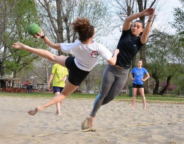 Malo njih zna da kao zaseban sport postoji i rukomet na pesku Foto: V. Fifa
