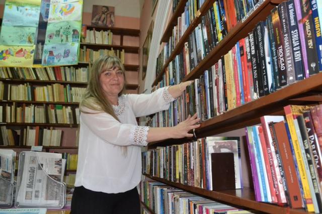  Sofija Vasilić među mnogobrojnim knjigama u budisavskoj biblioteci „Adi Endre”  Foto: Dnevnik.rs/S. Šušnjević