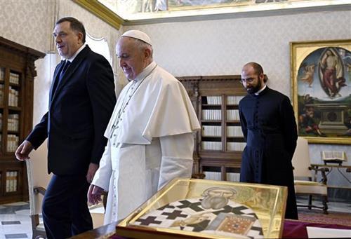 Dodik sa papom Franjom Foto:  Vincenzo Pinto/Pool Photo via AP