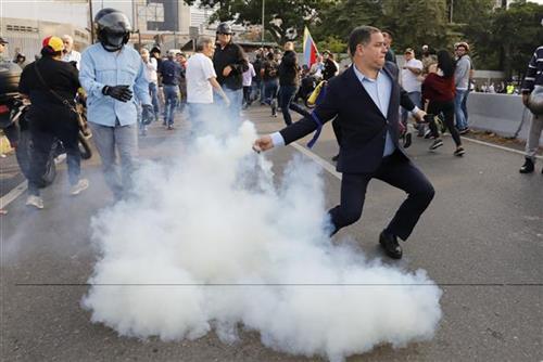 Venecuelanske bezbednosne snage ispalile suzavac na Gvaida Foto: AP Photo/Ariana Cubillos