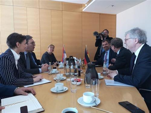  Vučić s poslanicima Bundestaga Foto: Tanjug/video