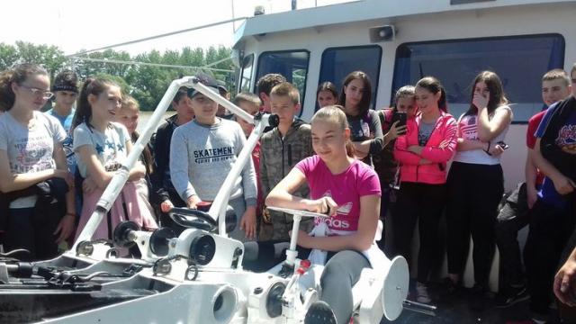 Đaci sedmog i osmog razreda OŠ „Svetozar Miletić” u poseti brodu „Kozara” RMVS Foto: Dnevnik.rs