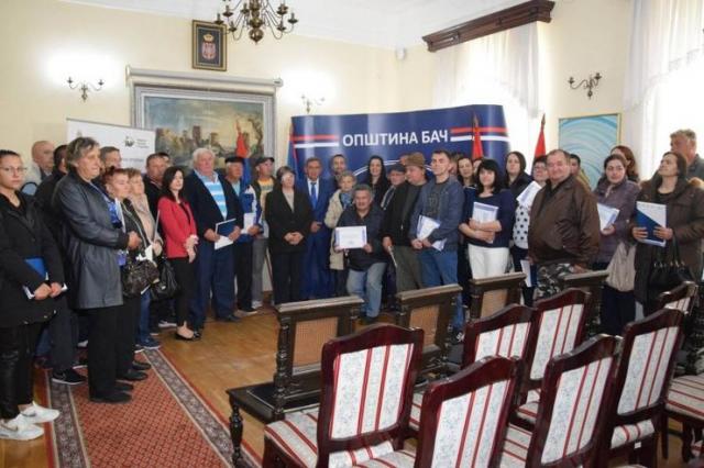 U Opštini Bač izbeglicama svečano uručeni ugovori Foto: Opština Bač