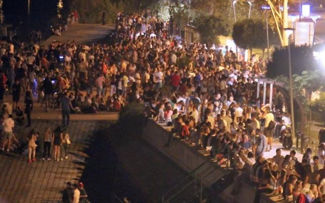 Mladi se masovno okupljaju na keju Foto: Dnevnik.rs