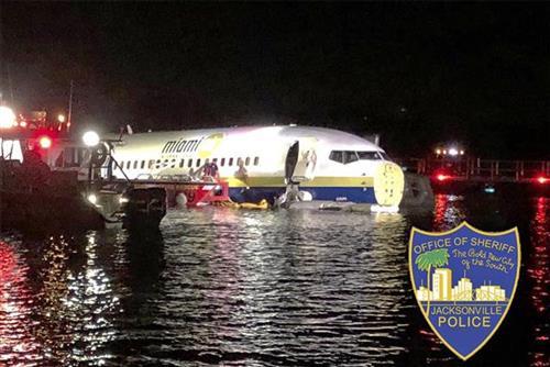  Avion sa Kube skliznuo sa piste  Foto: Jacksonville Sheriff's Office via AP