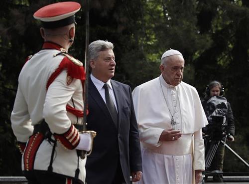 Đorđe Ivanov  i papa Franja Foto: AP Photo/Thanassis Stavrakis
