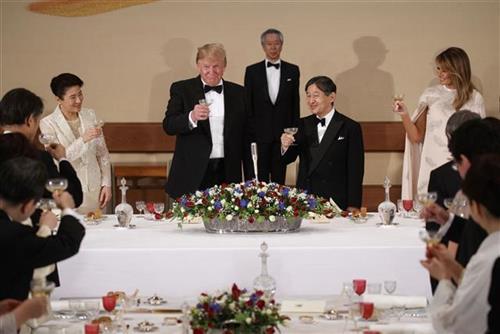 Tramp na večeri kod japanskog cara Naruhtа foto: AP Photo/Evan Vucci 