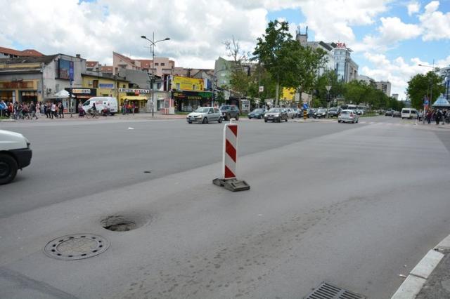 Deo kod skretanja s Bulevara na Futošku ulicu u zoni raskrsnice je zatvoren da bi se otkrio uzrok pukotine na putu Foto: V. Fifa