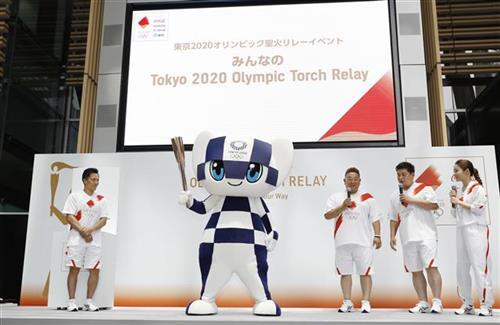 Predstavnjene uniforme volontera koji će nositi olimpijsku baklju u Japanu Shinji Kita/Kyodo News via AP