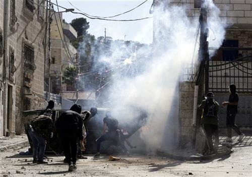 Sukobi Palestinaca i IZR policije  Foto: AP Photo/Mahmoud Illean