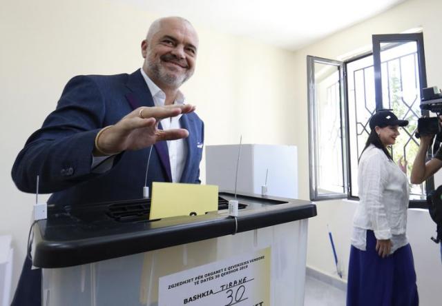 Premijer Edi Rama glasa  na lokalnim izborima u Albaniji Foto:  AP Photo/Hektor Pustina