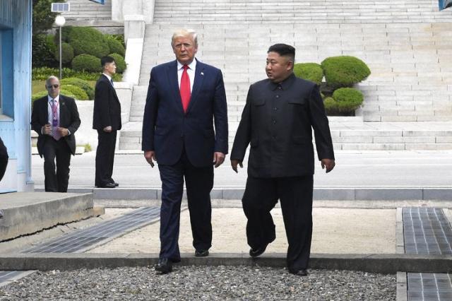  Tramp se sreo sa Kimom,prešao graničnu liniju i kročio na tlo Severne Koreje Foto: AP Photo/Susan Walsh