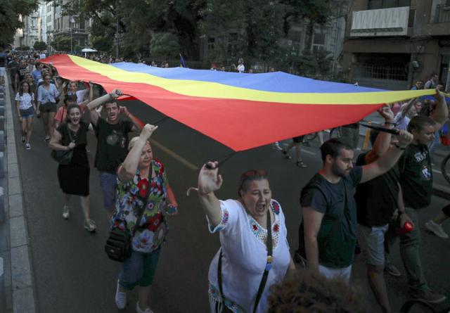 Protest u Bukureštu zbog ubistva devojčica/Fonet/AP