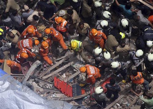 Urušila se zgrada u Mumbaju, četvoro mrtvih, više zatrpanih Foto: AP Photo/Rajanish Kakade