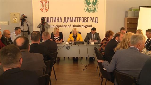 Mihajlović sa predstavnicima svih okruga u Srbiji Foto: Tanjug/video